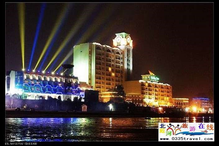 秦皇島海景酒店（原海景假日酒店）是秦皇島酒店中距離海灘最近海景效果最好掛牌五星級(jí)海景度假酒店,東戴河佳兆業(yè)鉑域酒店客房會(huì)議餐飲咨詢預(yù)訂電話0335-3522599.